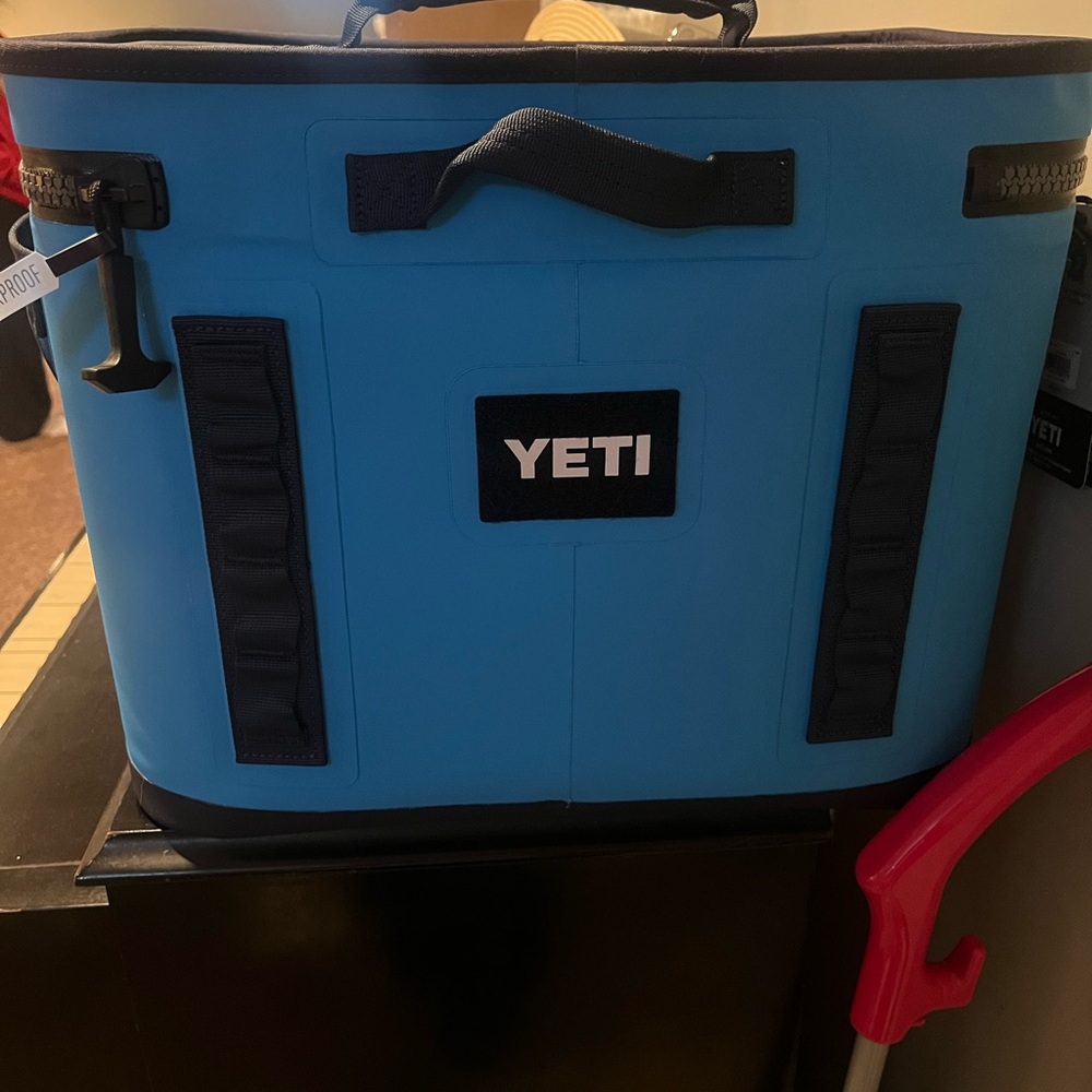 Yeti Blue Portable Hopper Flip 18 Soft Cooler NWT